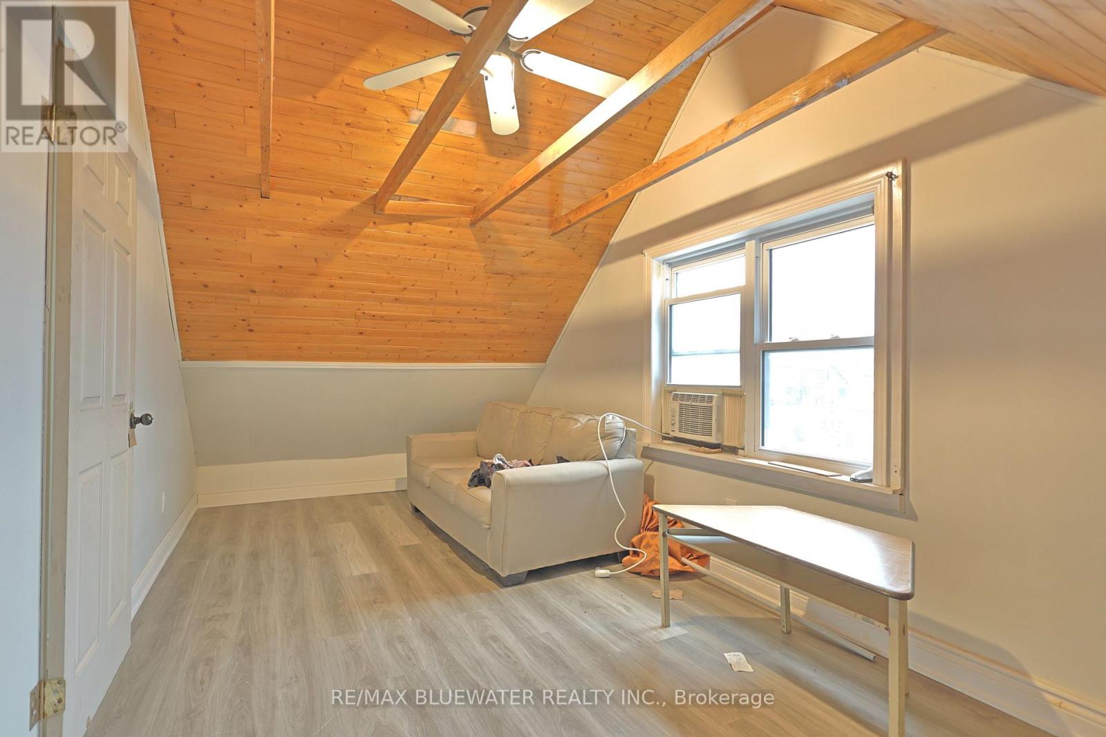 16 -18 ONTARIO STREET N Property Photo