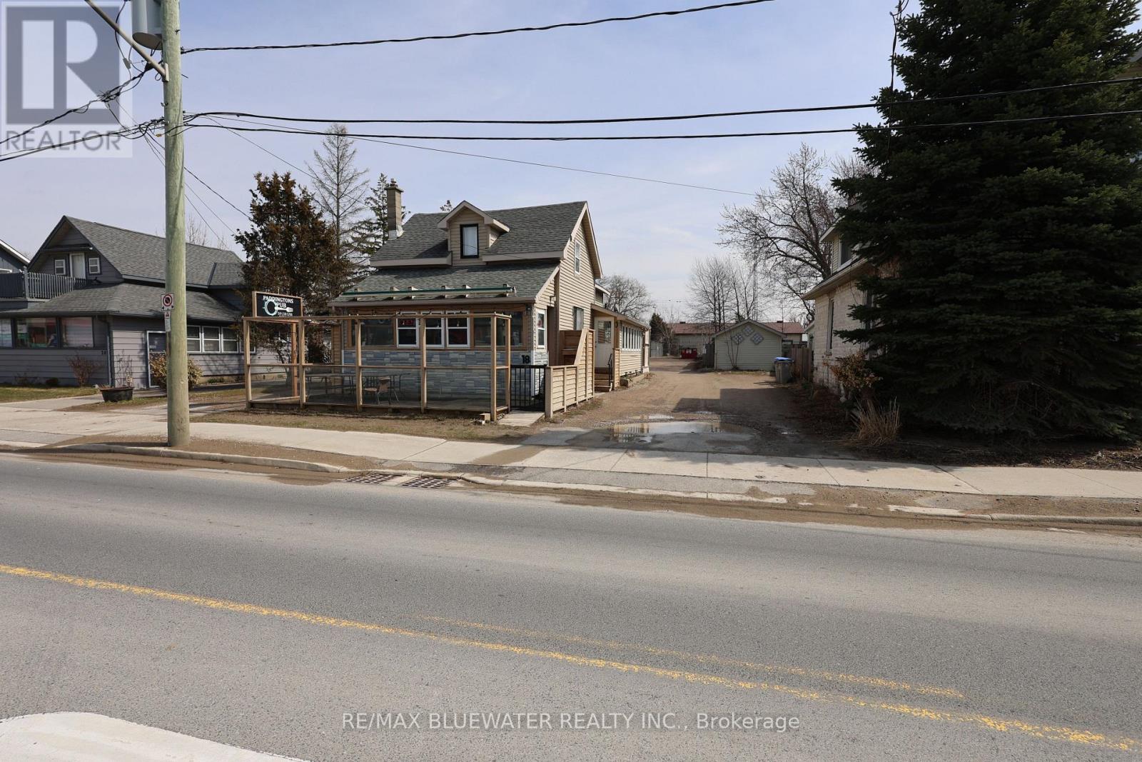 16 -18 ONTARIO STREET N Property Photo