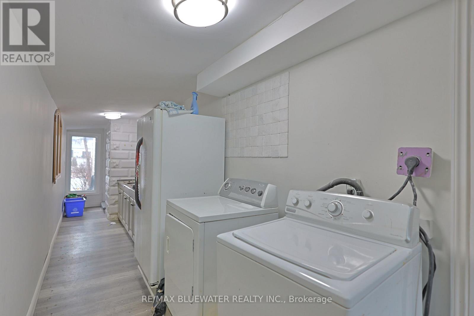 16 -18 ONTARIO STREET N Property Photo