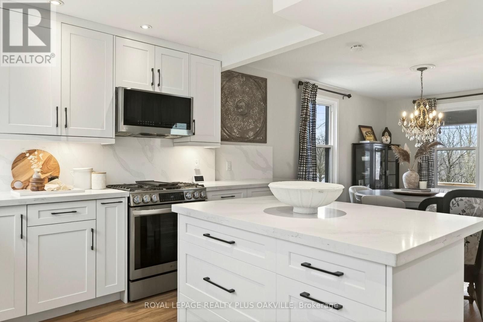 381 ELIZABETH STREET - 7