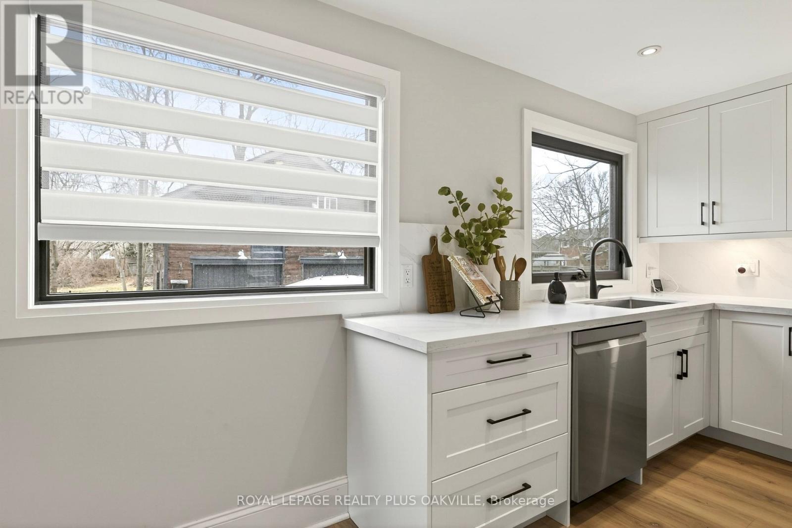 381 ELIZABETH STREET - 5