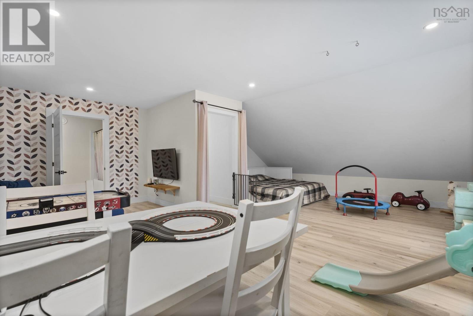 20 SUNVIEW CRESCENT - 25