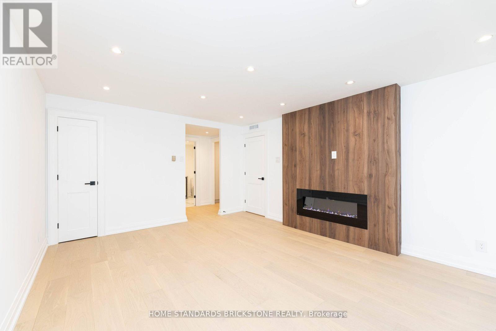 #805 61 ST CLAIR AVENUE W - 32
