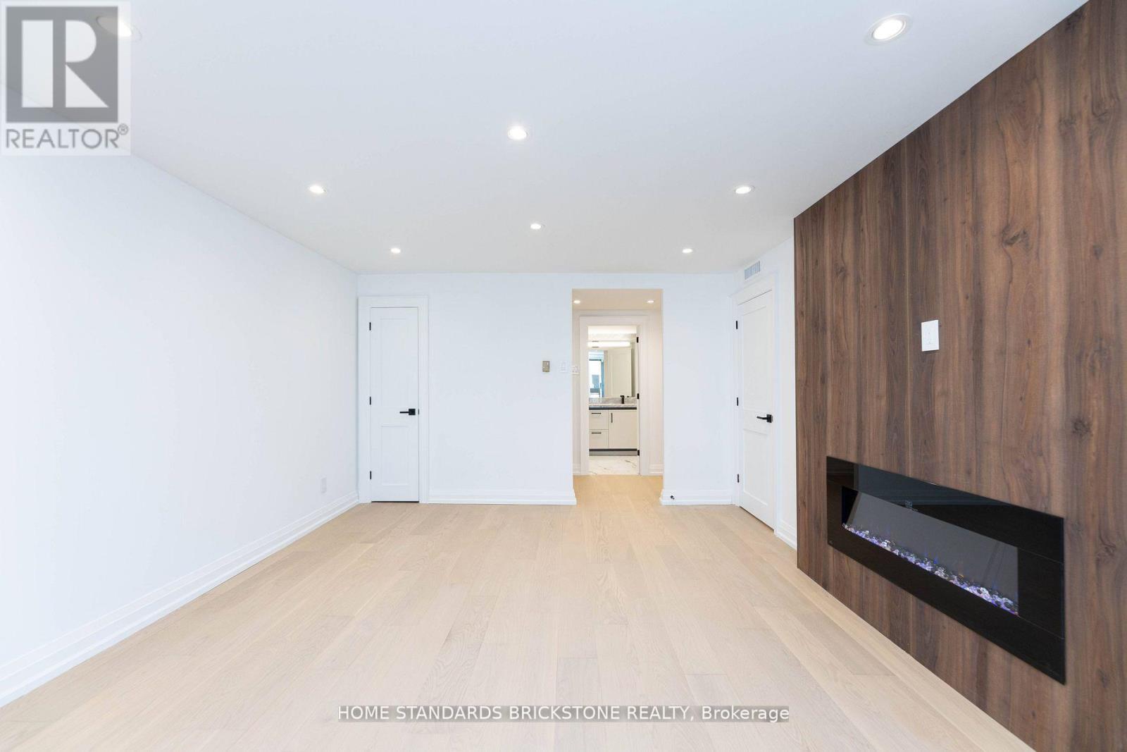 #805 61 ST CLAIR AVENUE W - 34