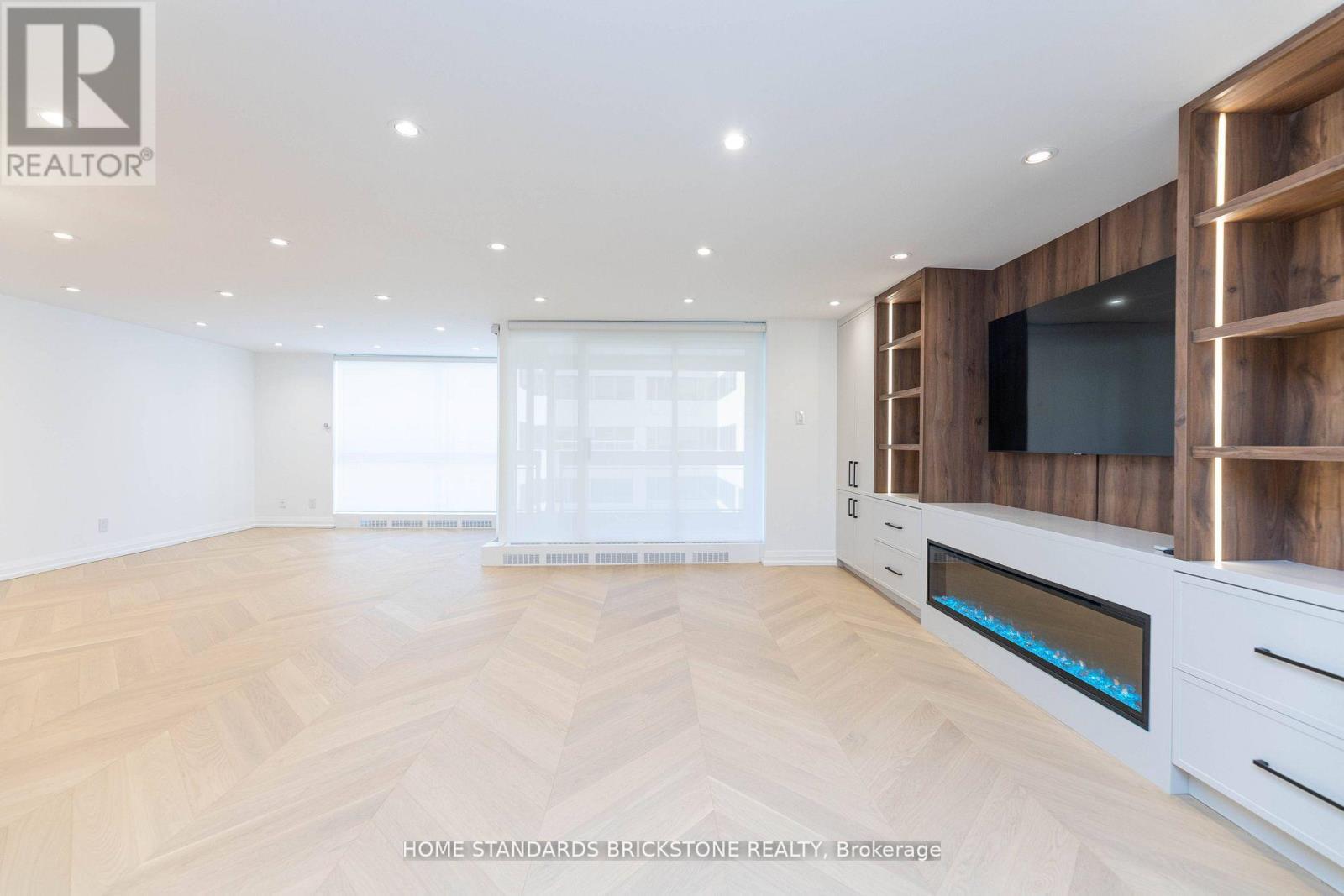 #805 61 ST CLAIR AVENUE W - 36