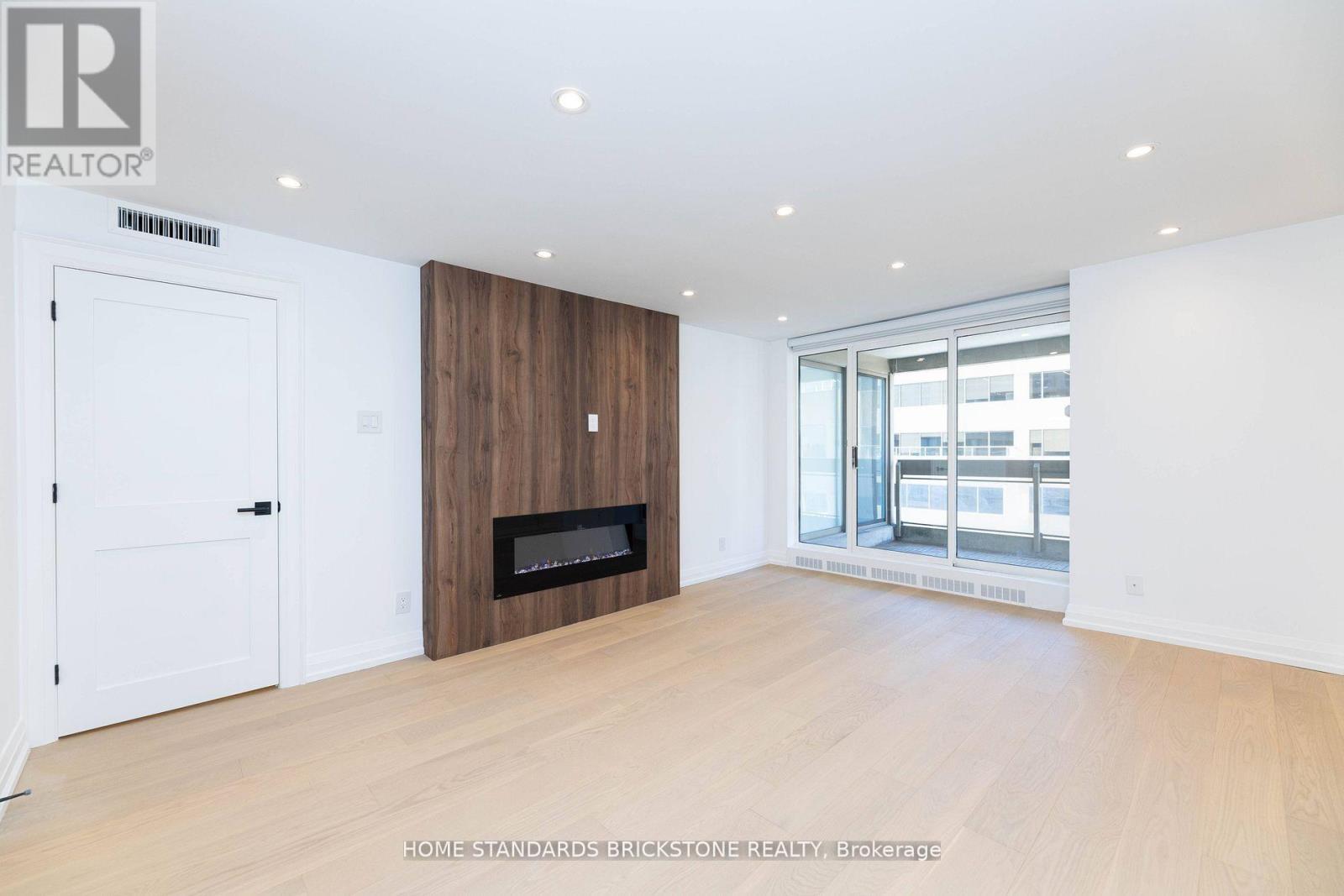 #805 61 ST CLAIR AVENUE W - 40