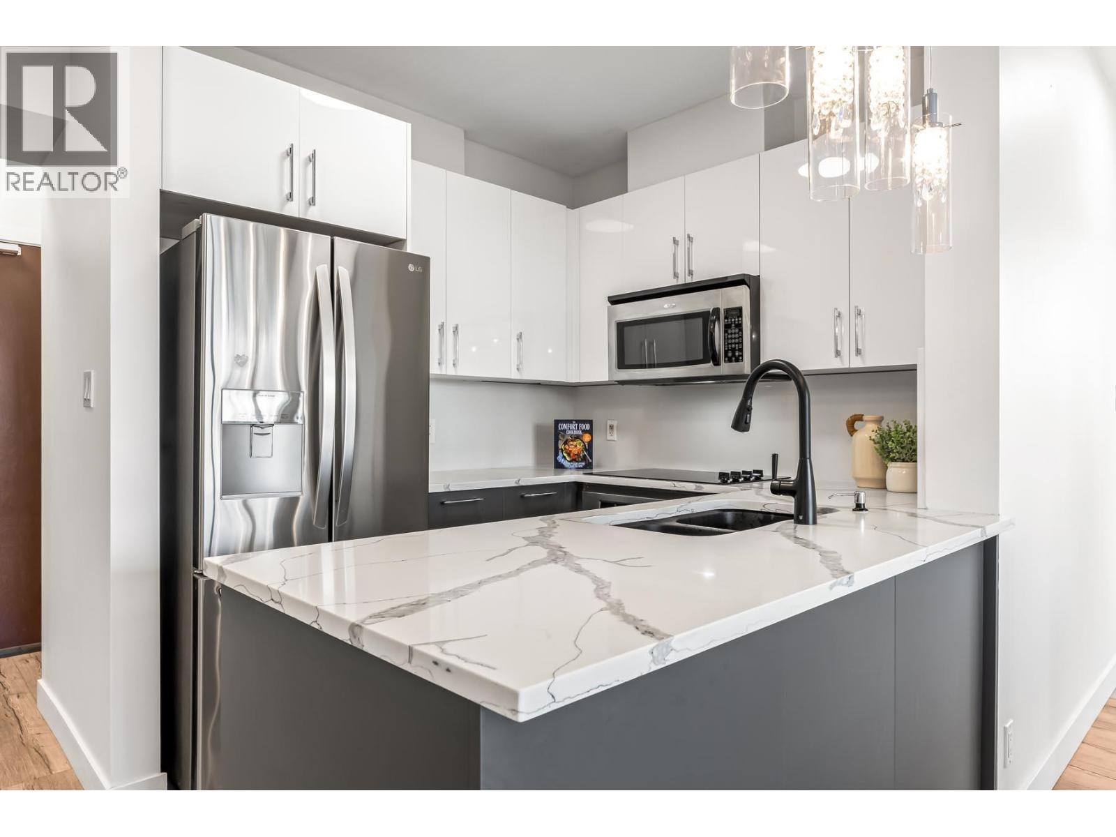 1701 15 E ROYAL AVENUE, New Westminster