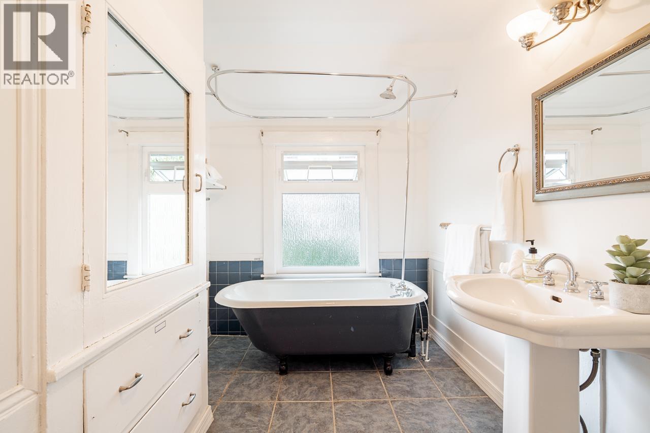 202 SEVENTH STREET, New Westminster