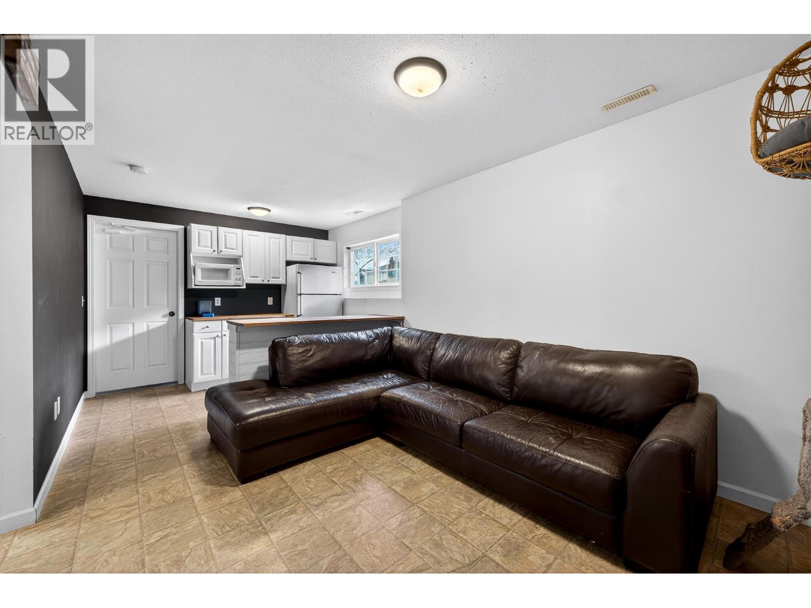 1 726 DUNROBIN Drive, Kamloops