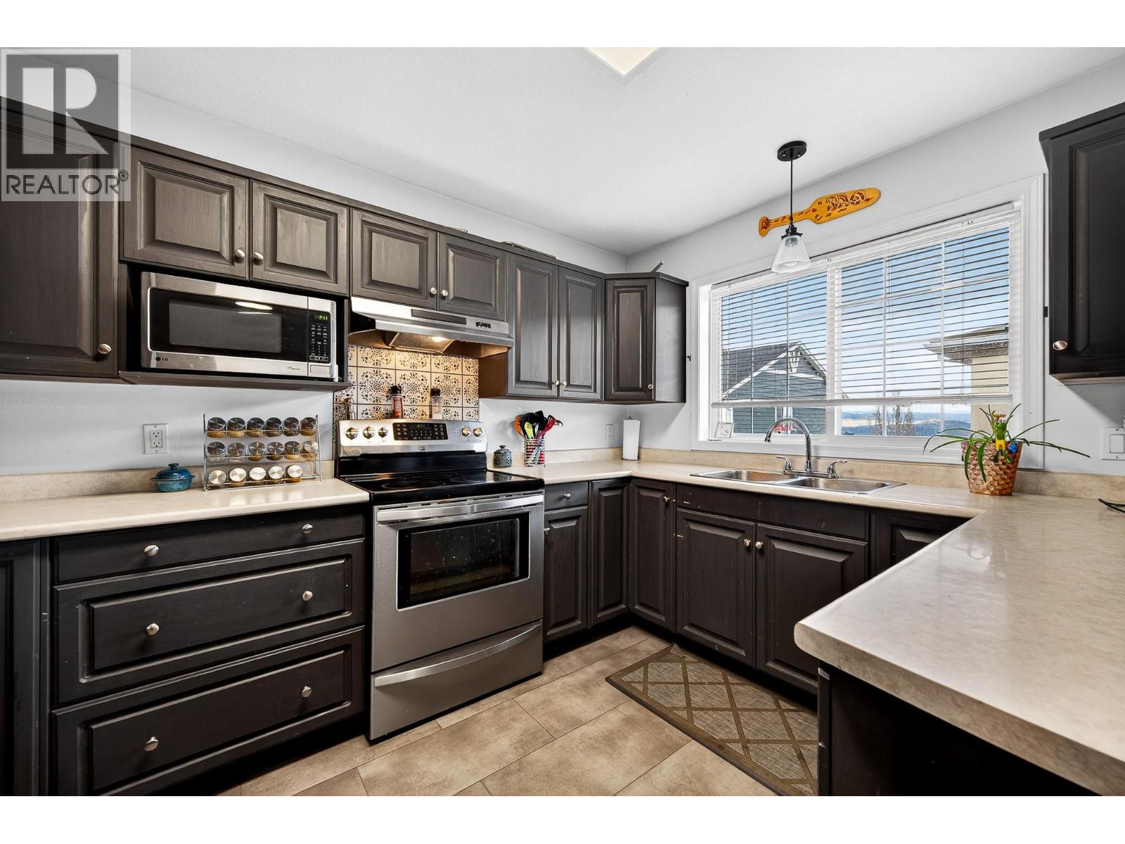 1 726 DUNROBIN Drive, Kamloops