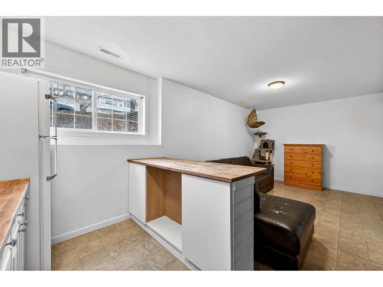 1 726 DUNROBIN Drive, Kamloops