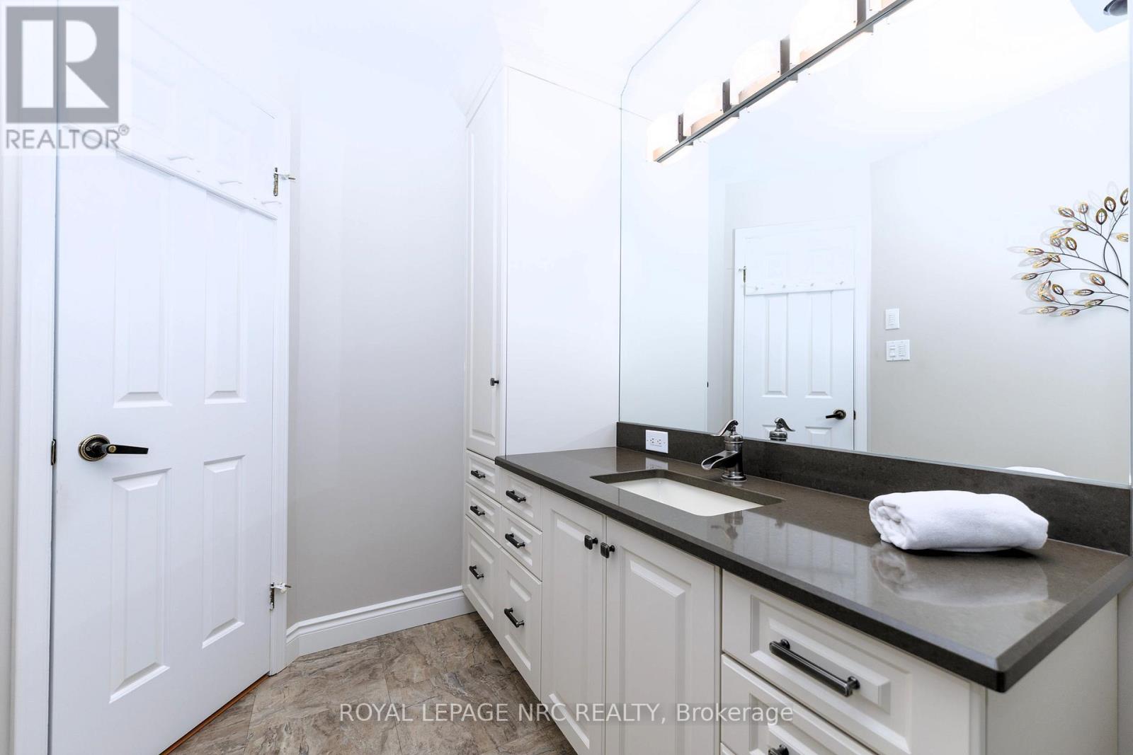 4-PC bathroom on 2nd level