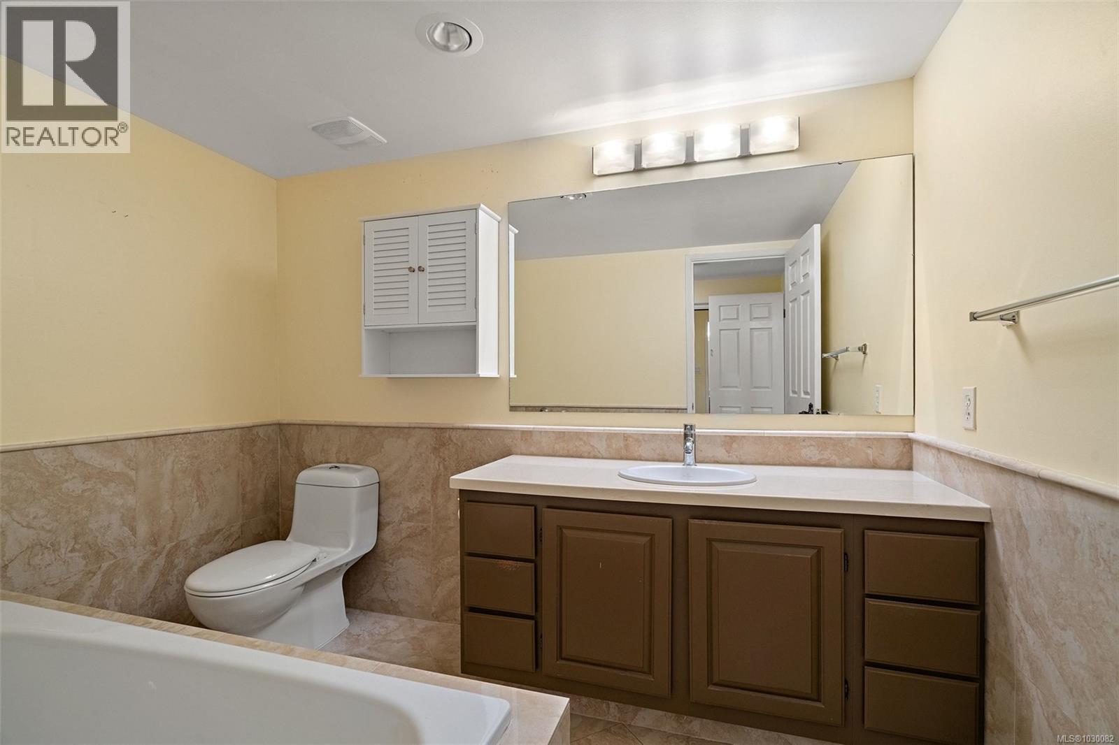 #201 1280 NEWPORT AVE - 26