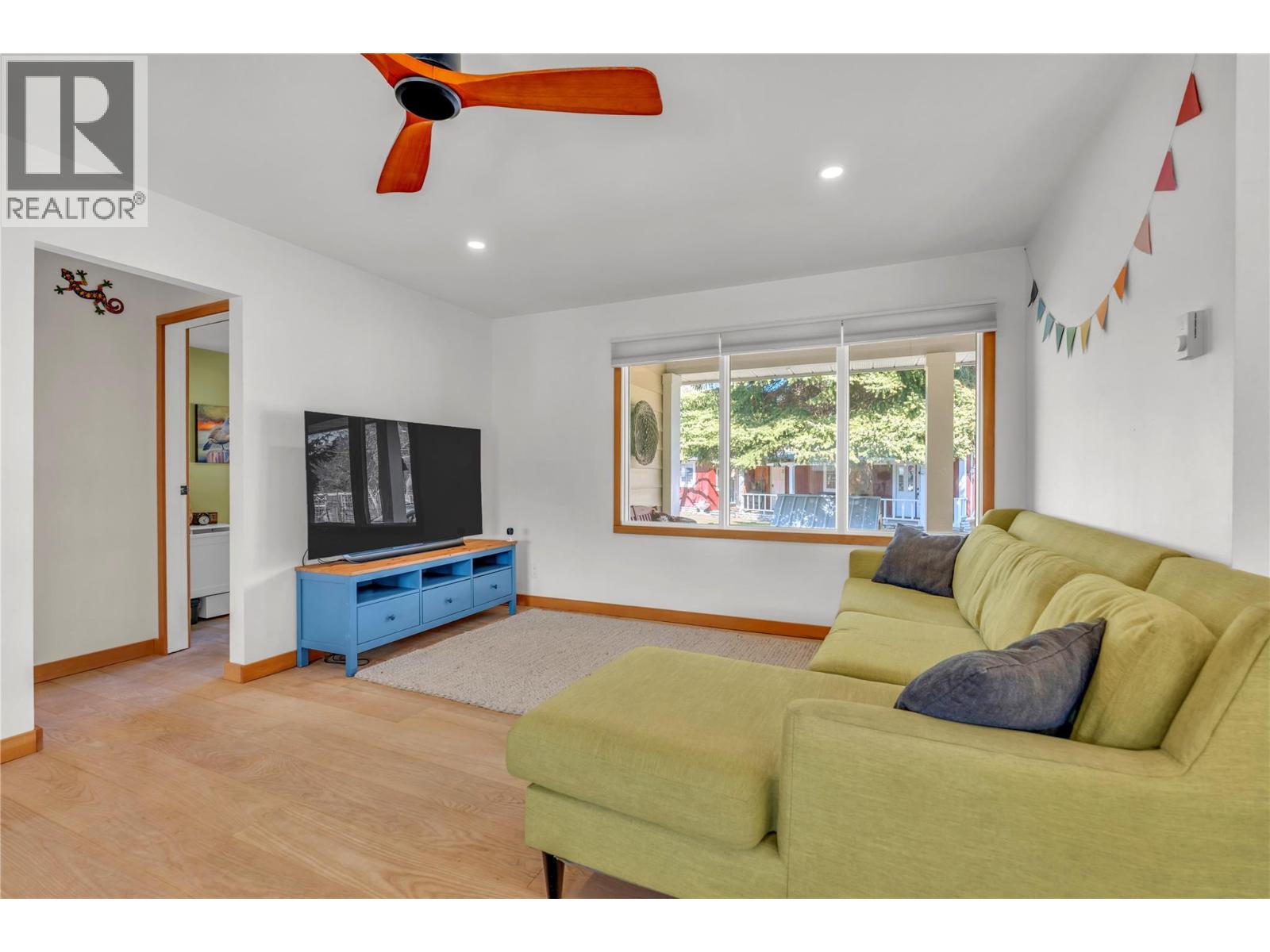 212 Carr Crescent, Oliver