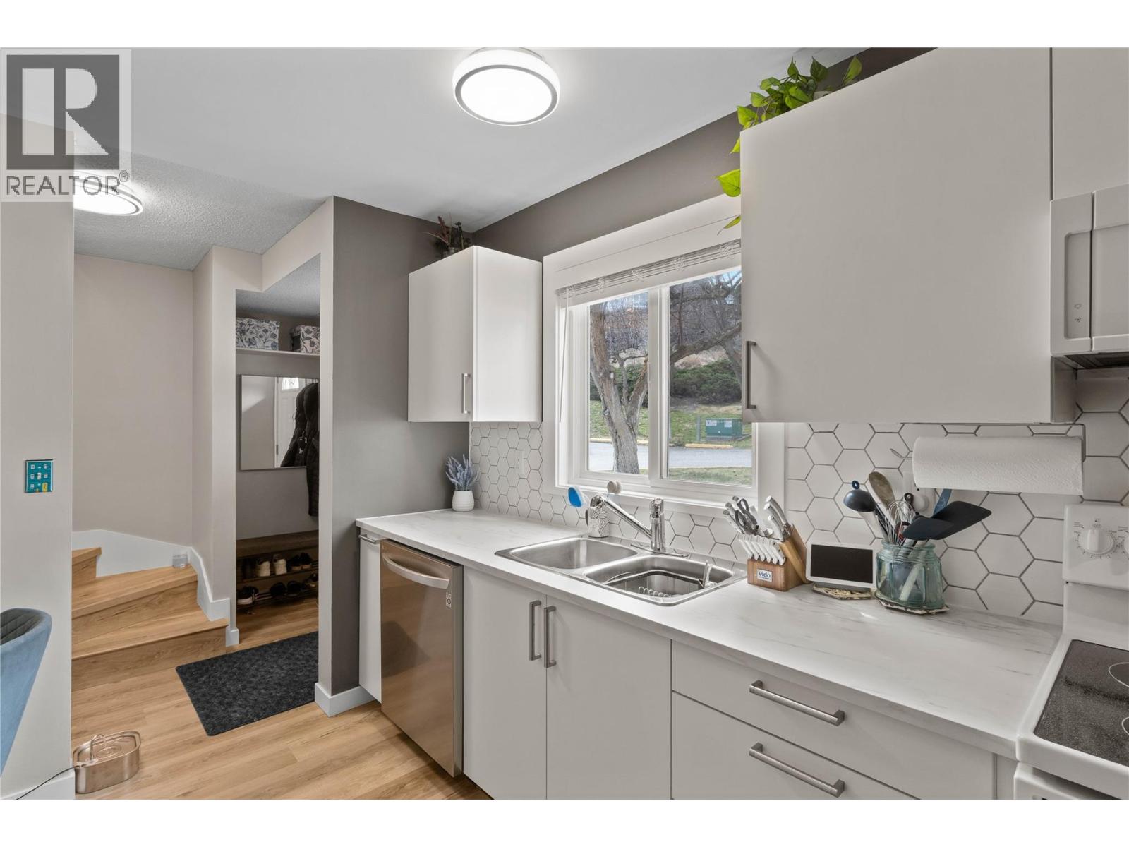 #46 1605 SUMMIT DRIVE - Image 3