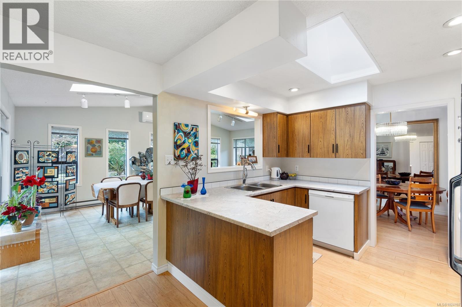 562 ROTHDALE RD - 12