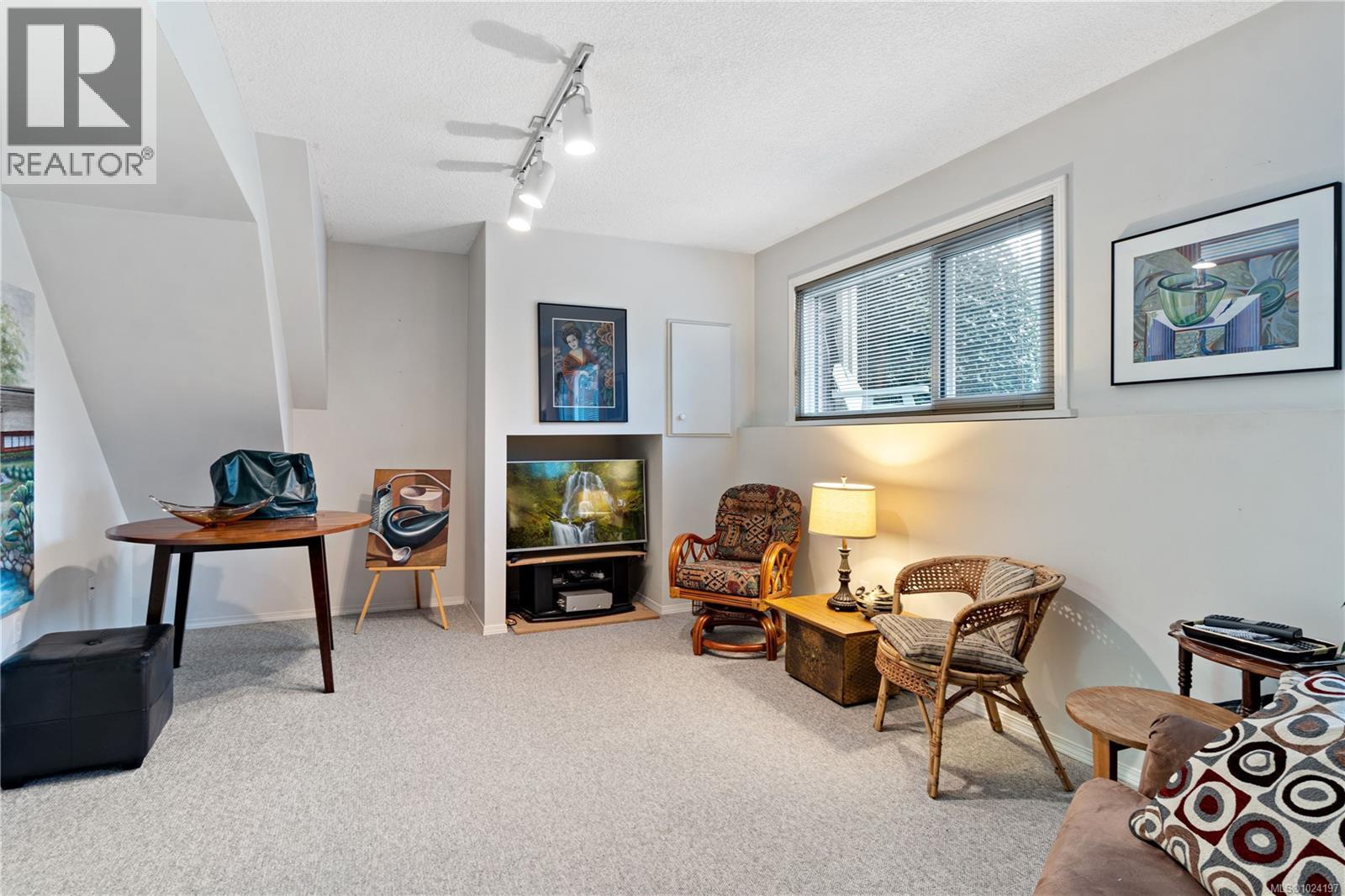 562 ROTHDALE RD - 21