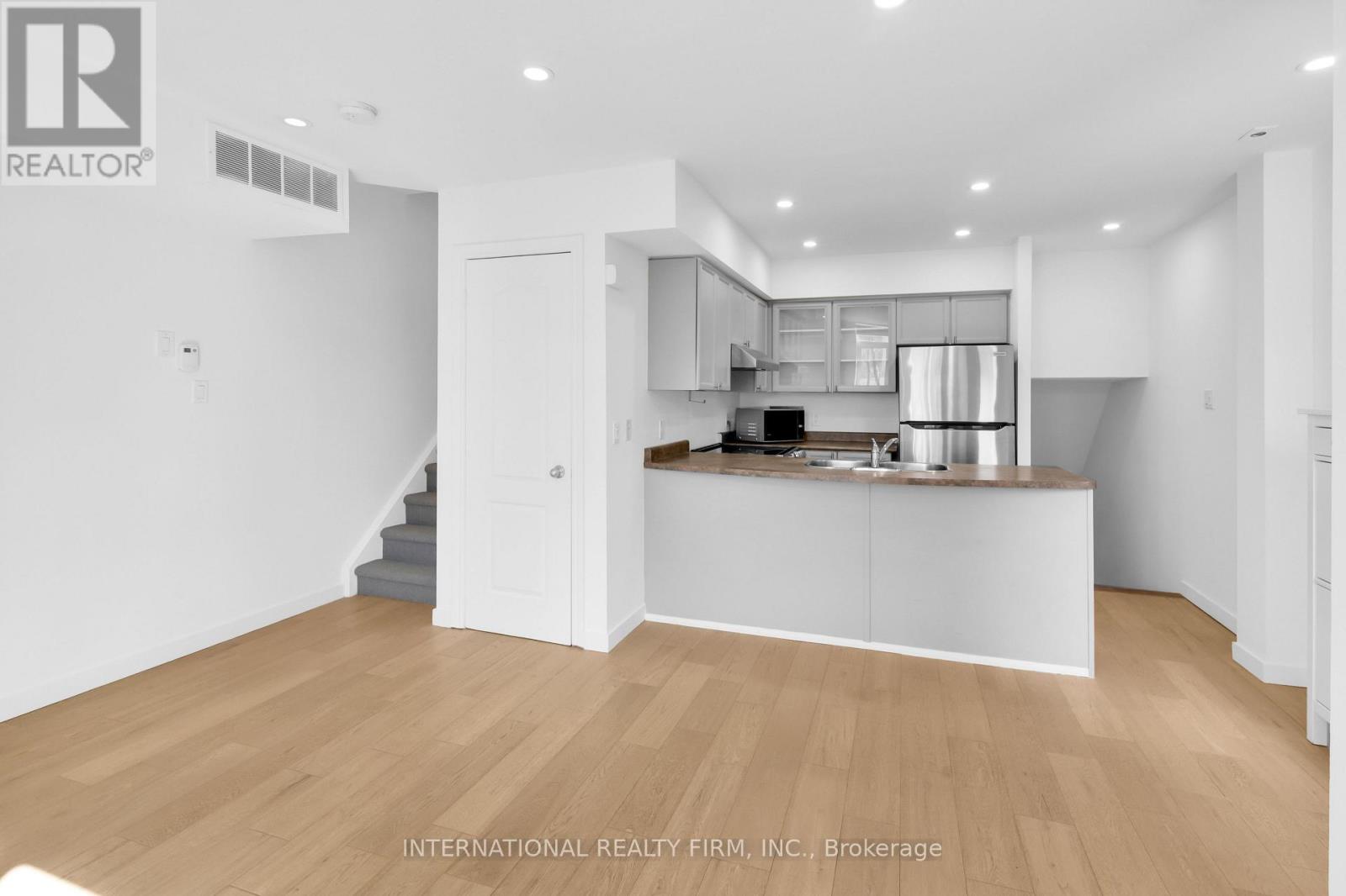 2706 - 27 SUDBURY STREET