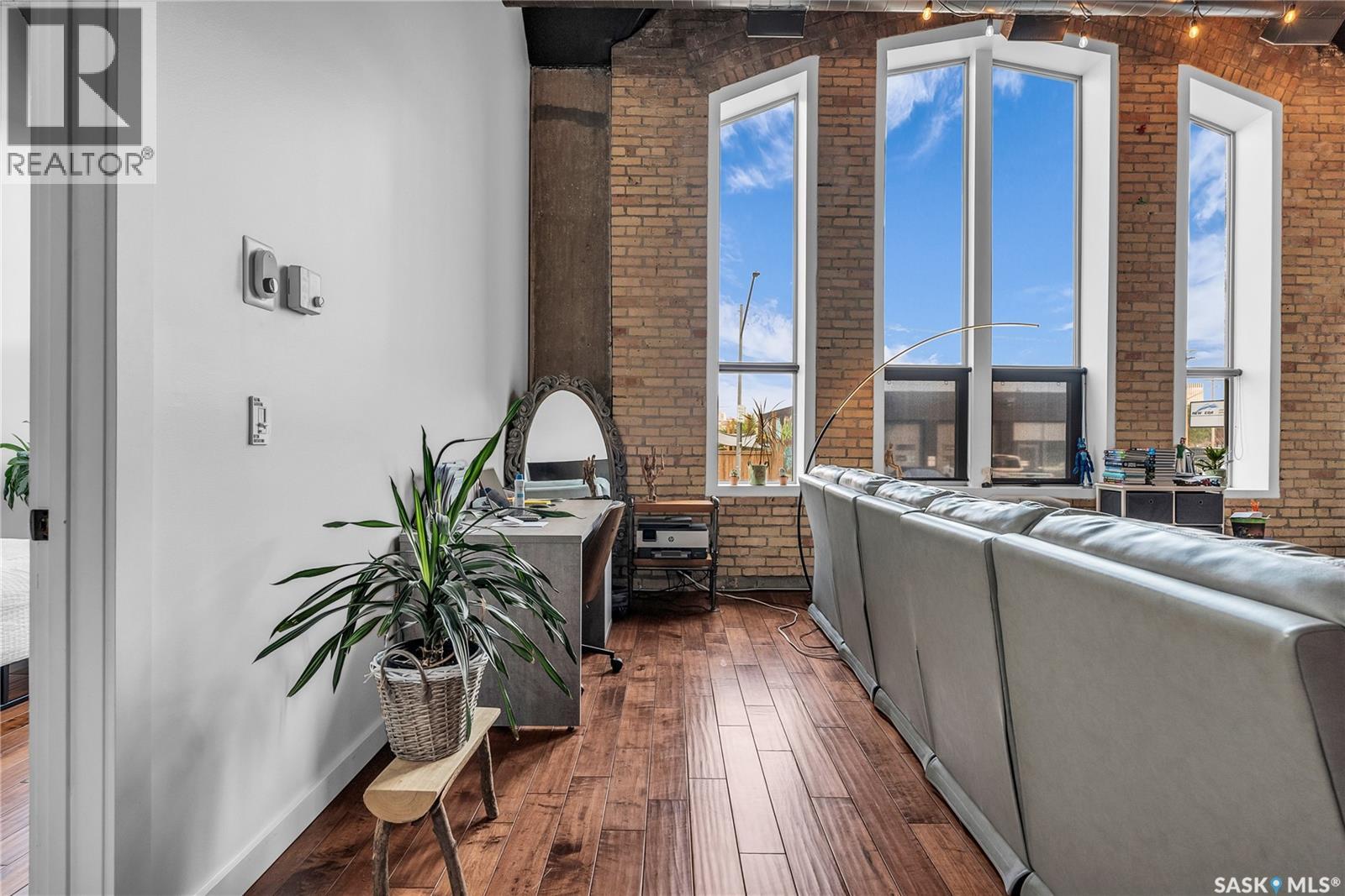 #105 211 D AVENUE N - 18