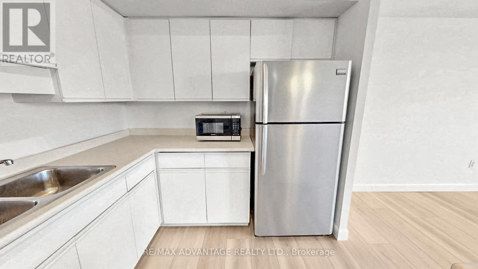 #106 521 RIVERSIDE DRIVE - 8