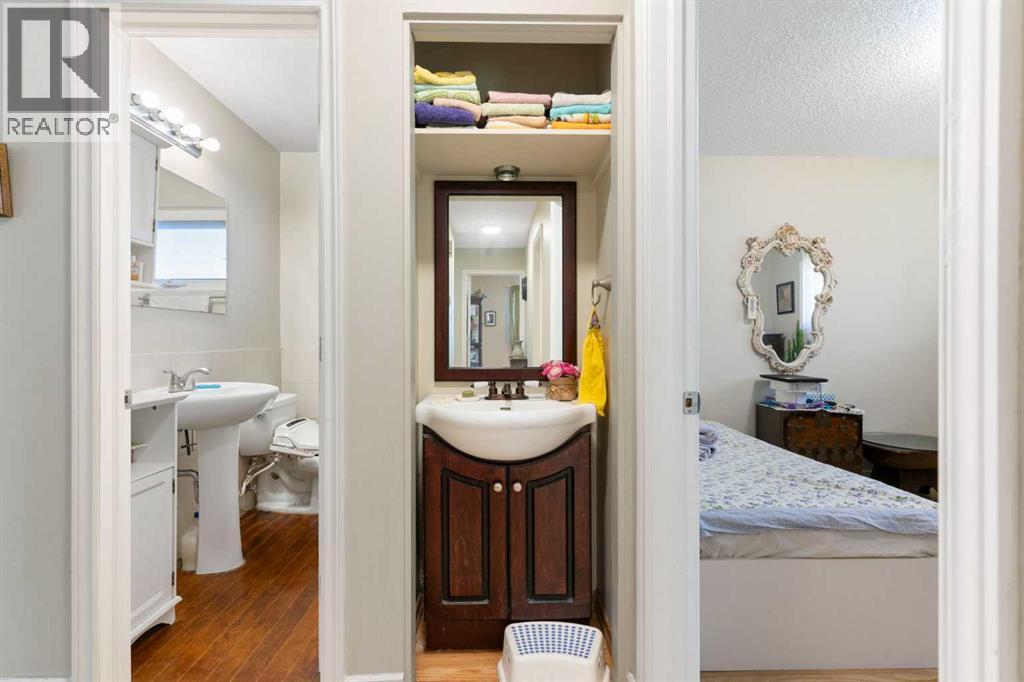 Single Family House Bungalow for Sale in  Hillgrove Drive SW Haysboro Calgary 