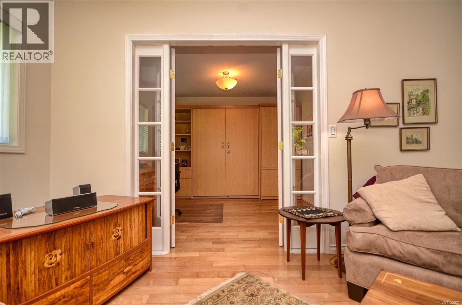 #7 5156 CORDOVA BAY RD - 21