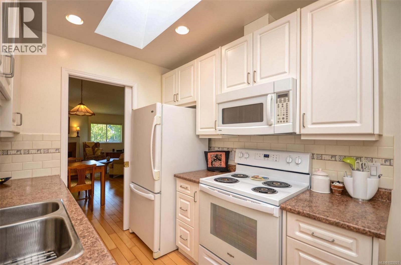 #7 5156 CORDOVA BAY RD - 7