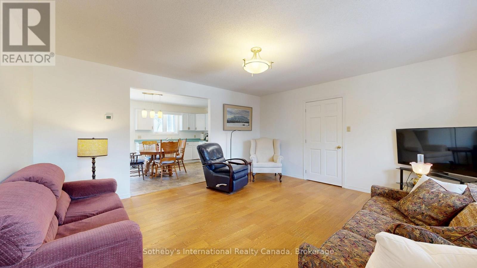 103 BRUCE STREET S - 32
