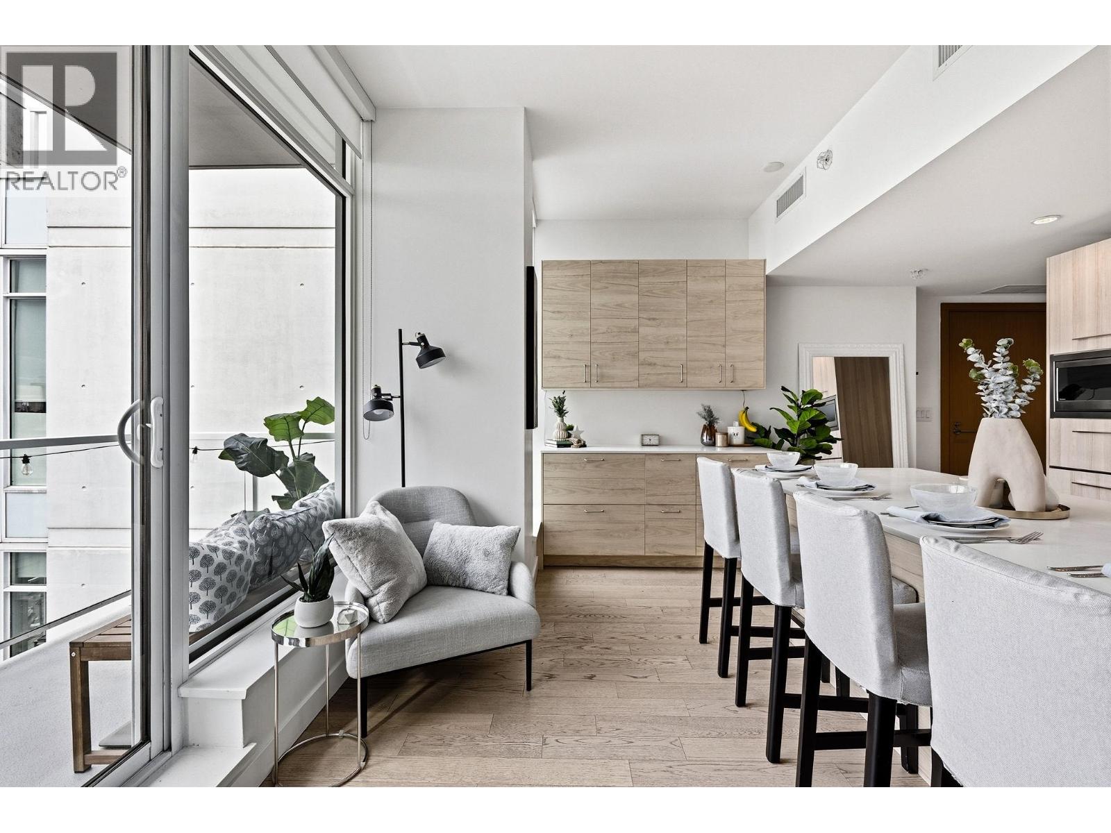 1801 4638 GLADSTONE STREET