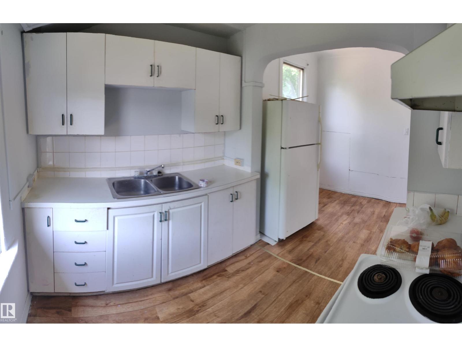 11320 89 ST NW - 5