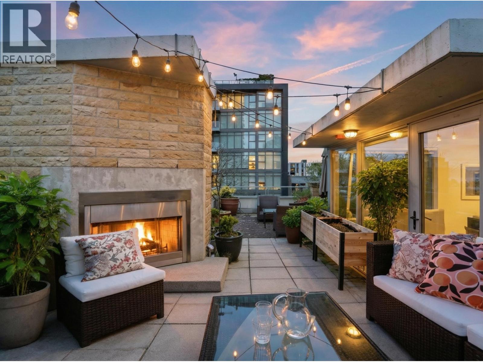 1576 W 8 STREET, Vancouver