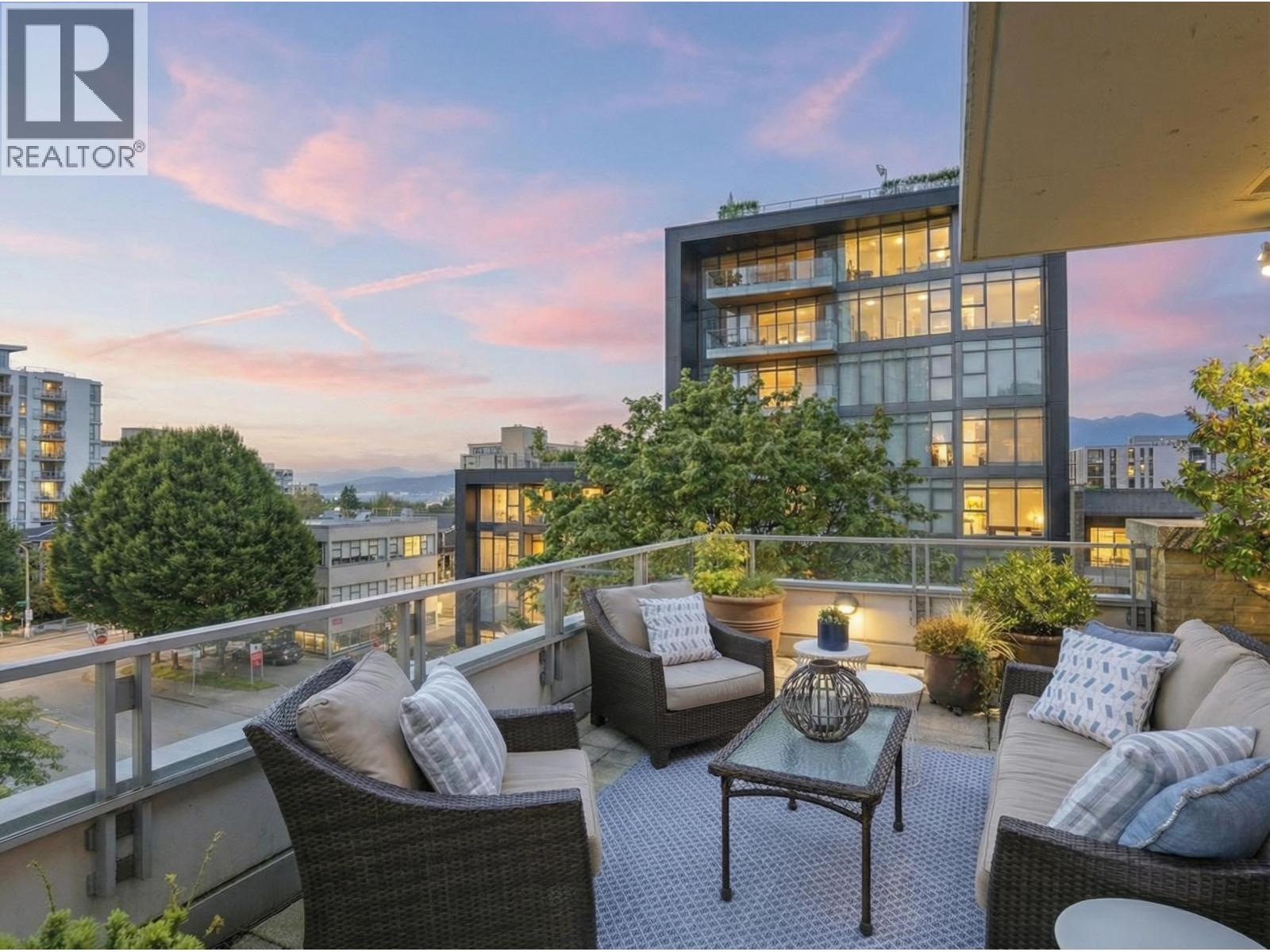 1576 W 8 STREET, Vancouver