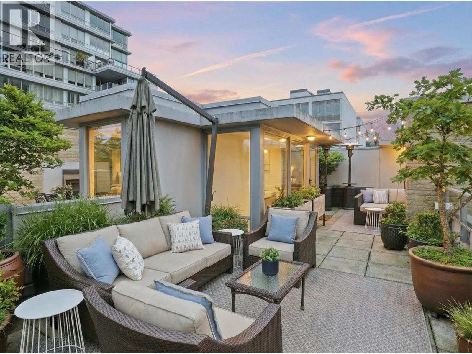 1576 W 8 STREET, Vancouver