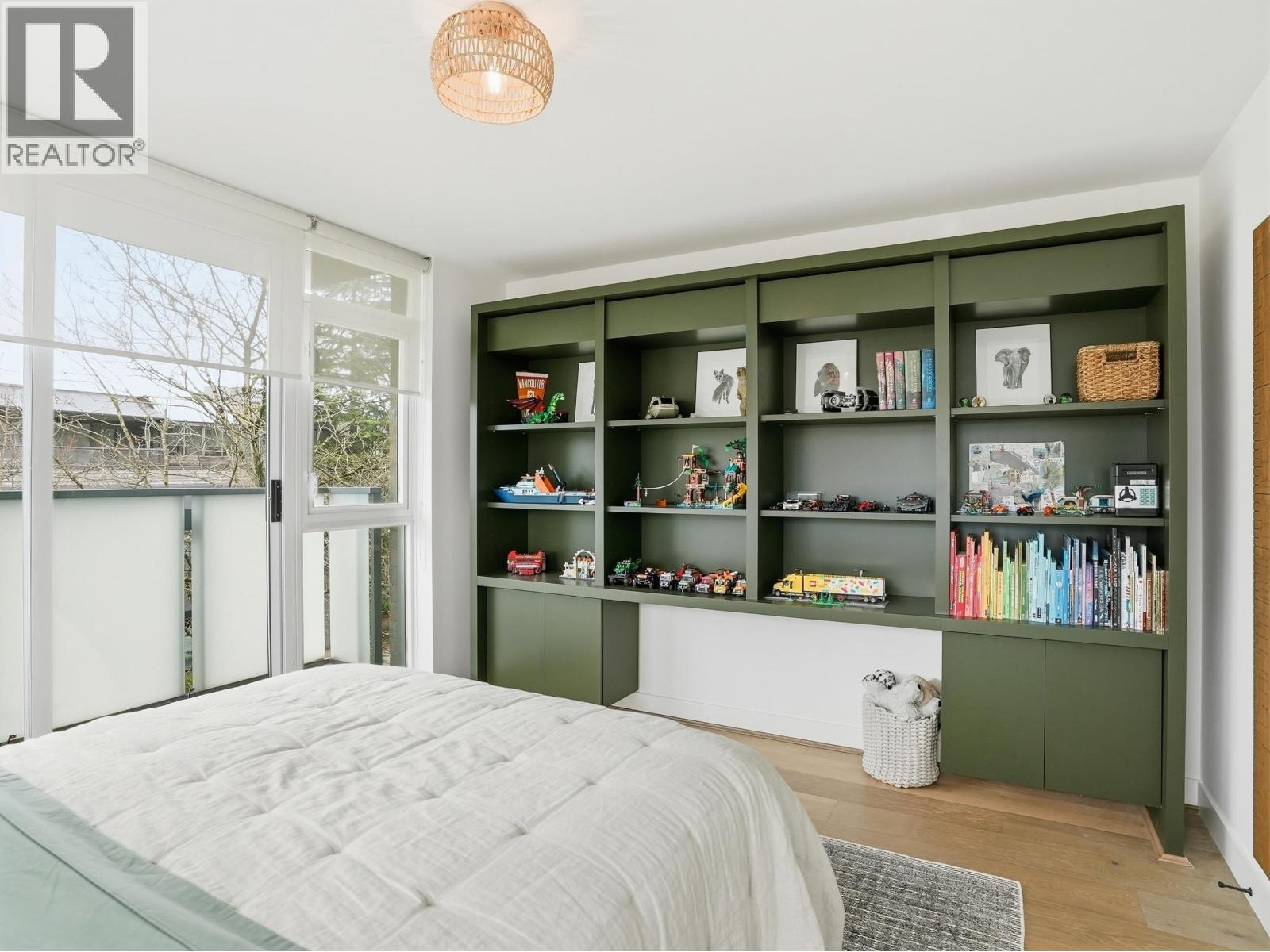 1576 W 8 STREET, Vancouver