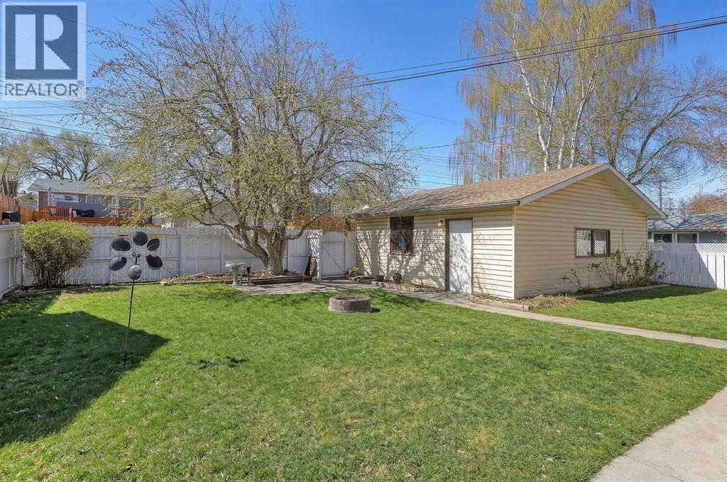 Single Family House 4 Level for Sale in  West Glen Crescent SW Westgate Calgary 