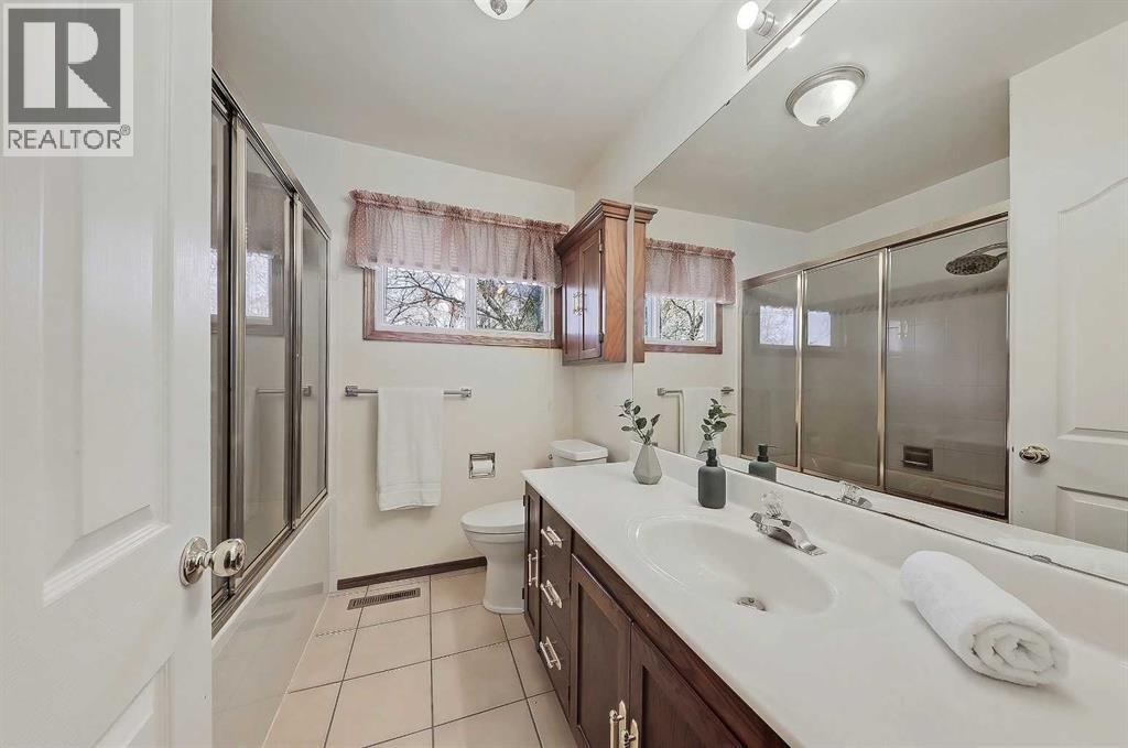 Single Family House 4 Level for Sale in  West Glen Crescent SW Westgate Calgary 