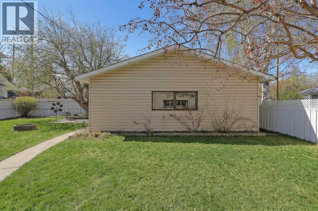 Single Family House 4 Level for Sale in  West Glen Crescent SW Westgate Calgary 