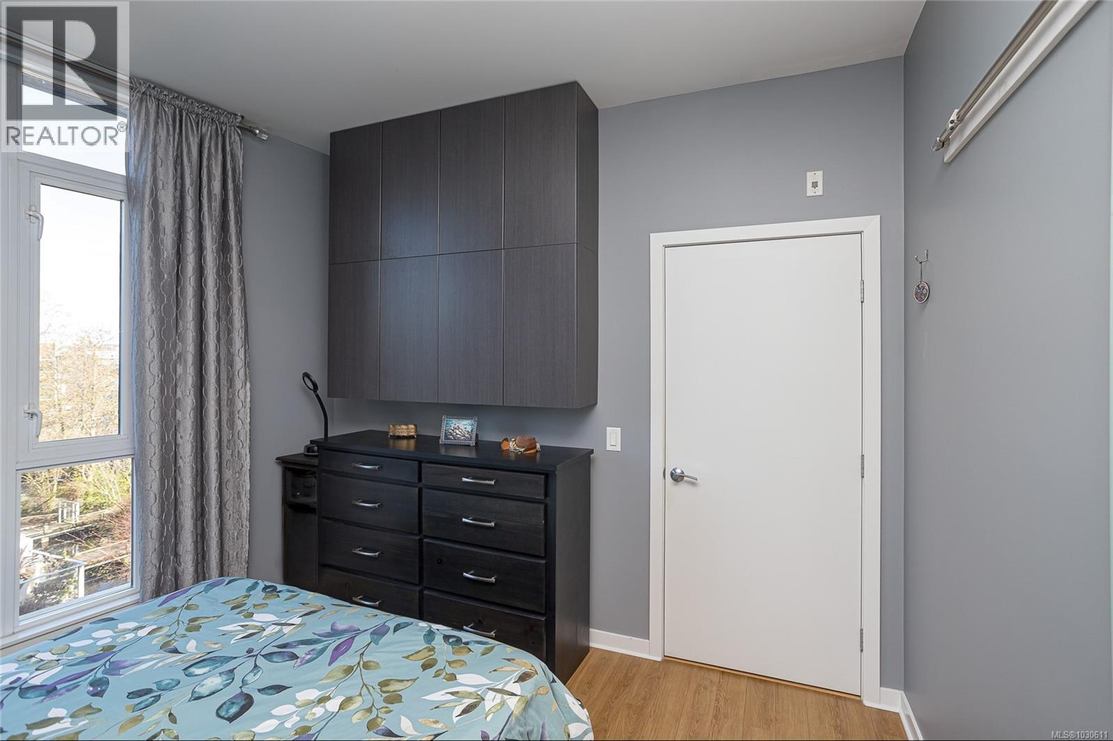 203 379 Tyee Rd, Victoria