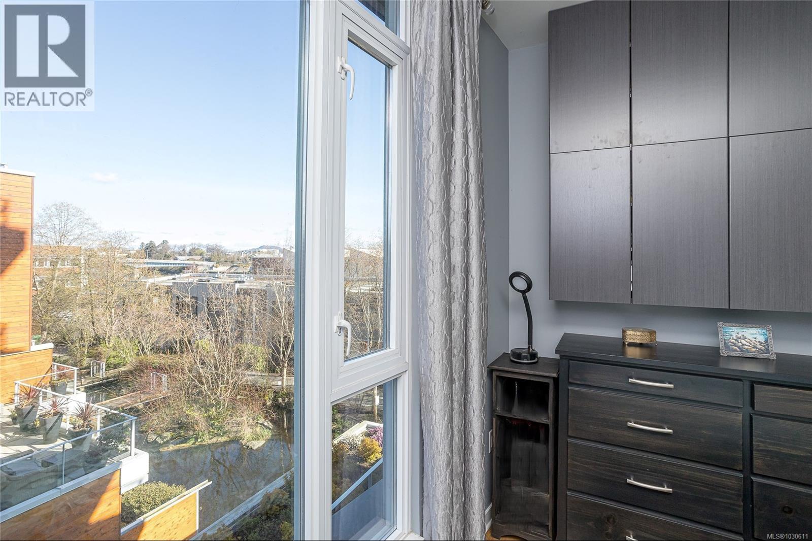 203 379 Tyee Rd, Victoria