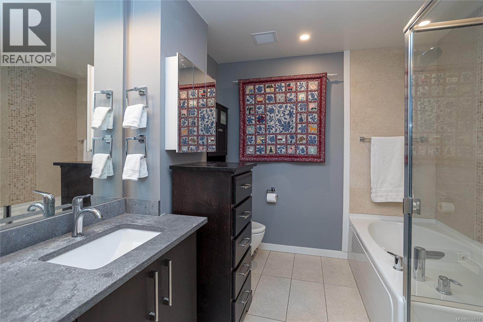 203 379 Tyee Rd, Victoria