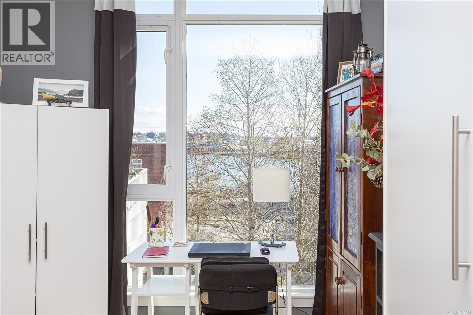 203 379 Tyee Rd, Victoria