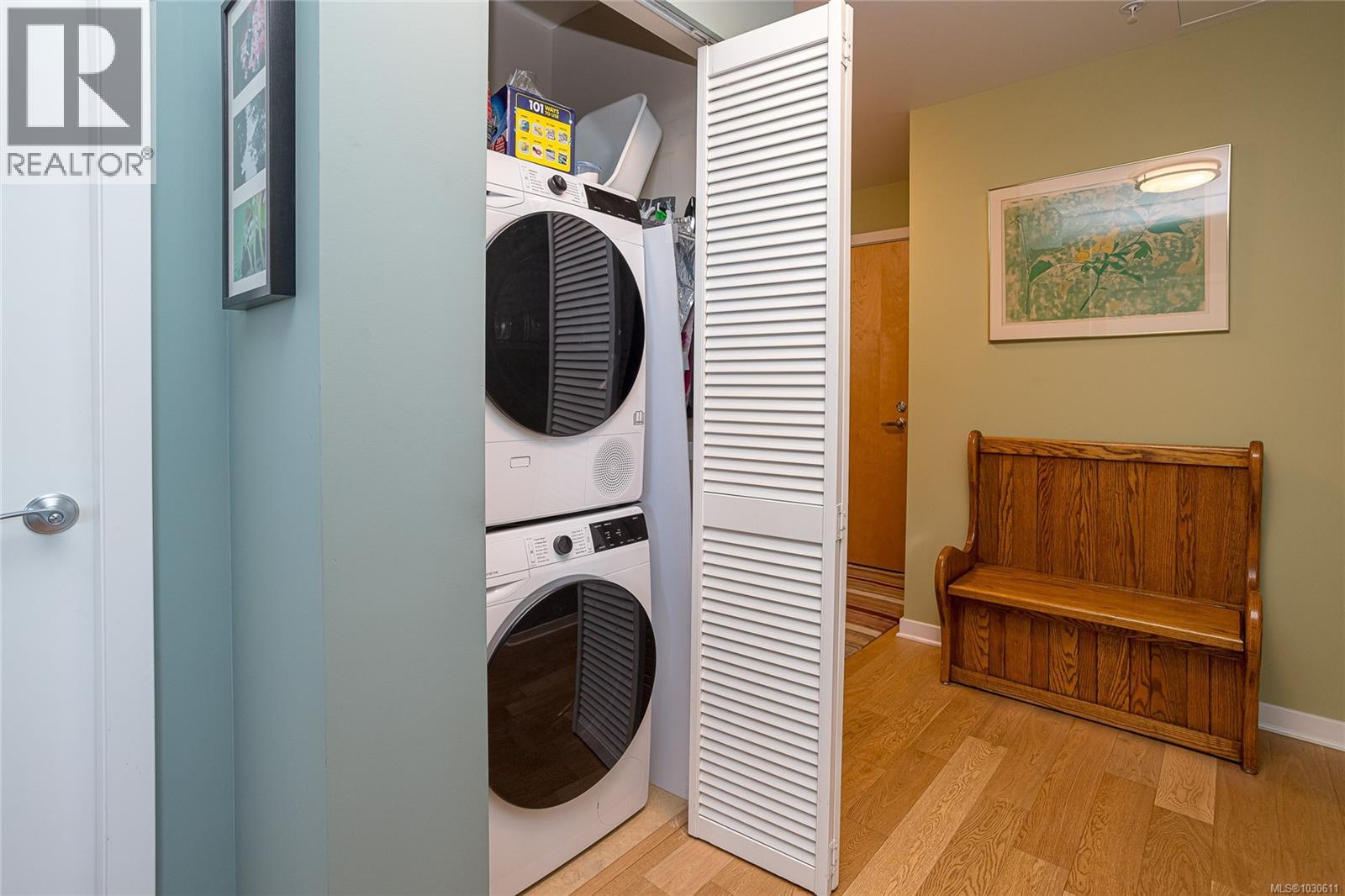 203 379 Tyee Rd, Victoria