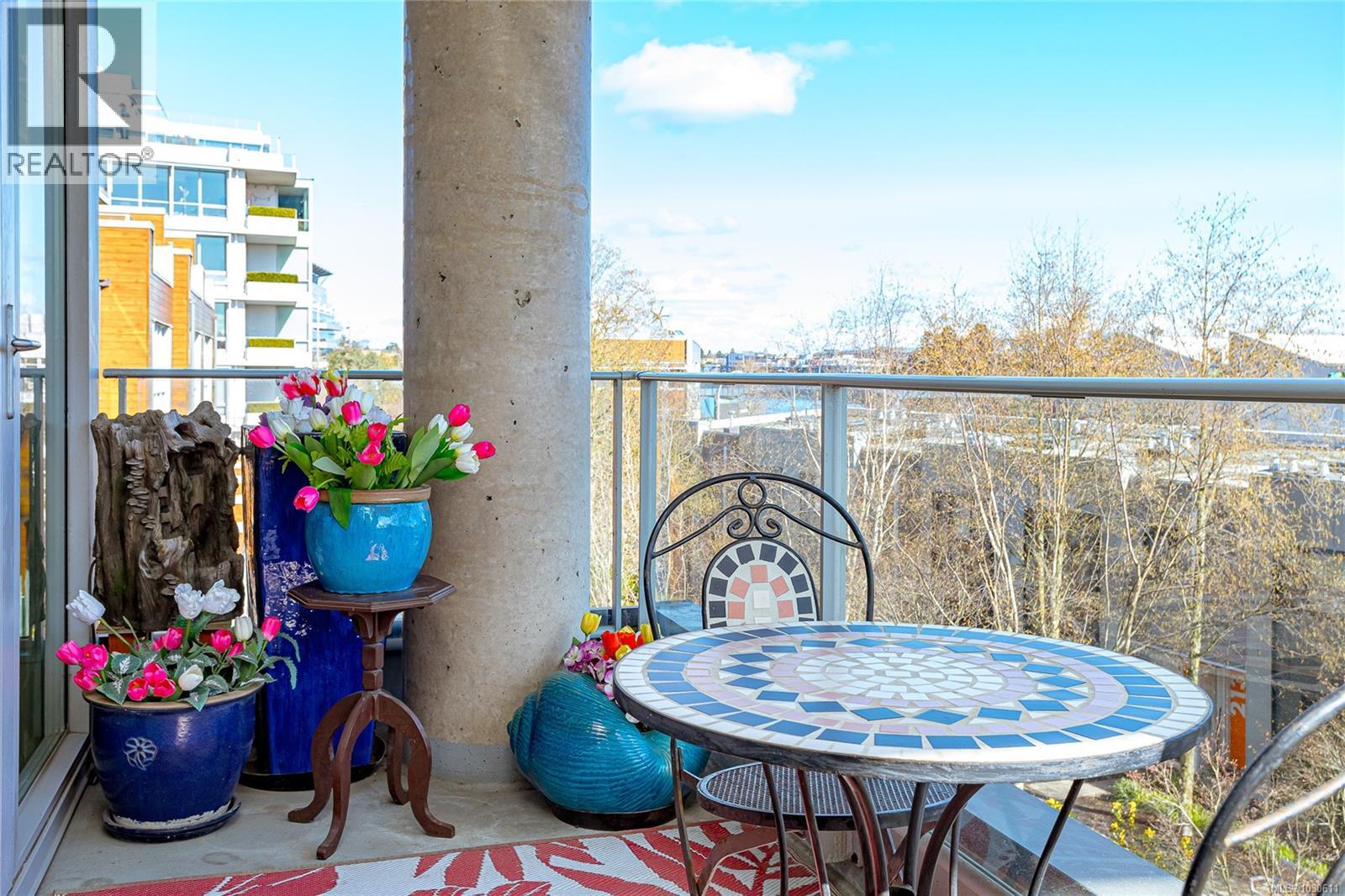 203 379 Tyee Rd, Victoria