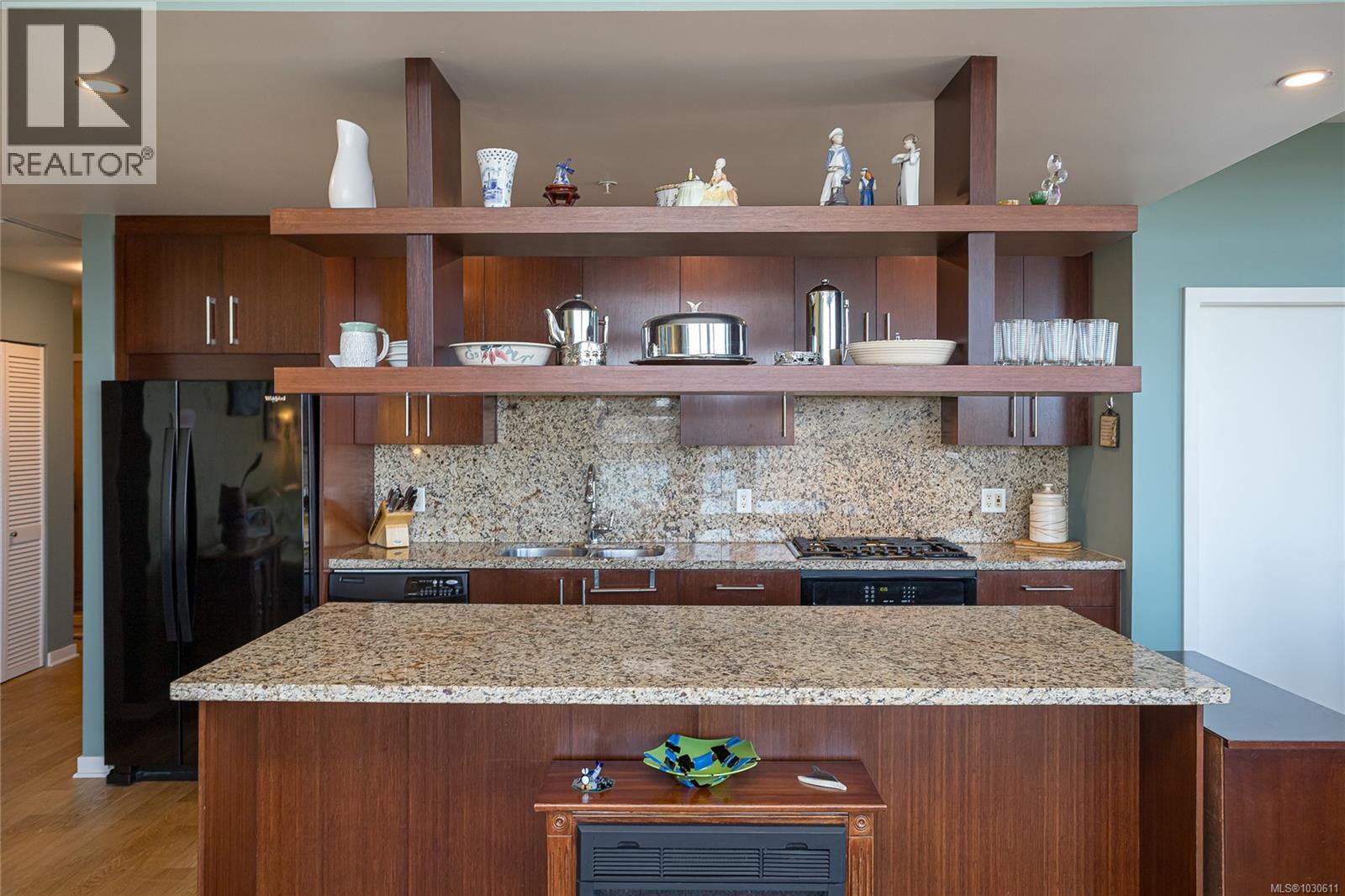 203 379 Tyee Rd, Victoria