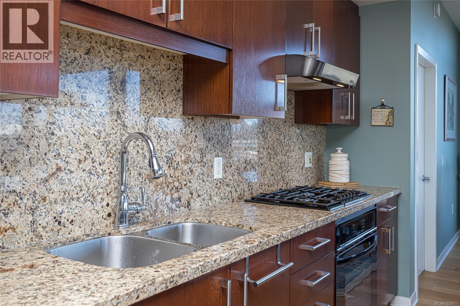 203 379 Tyee Rd, Victoria