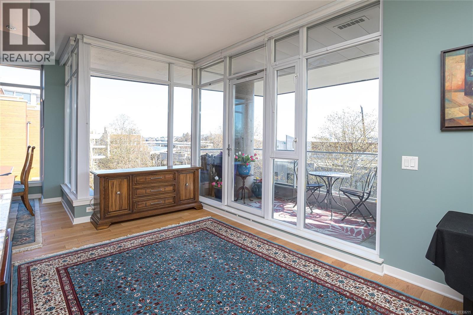 203 379 Tyee Rd, Victoria