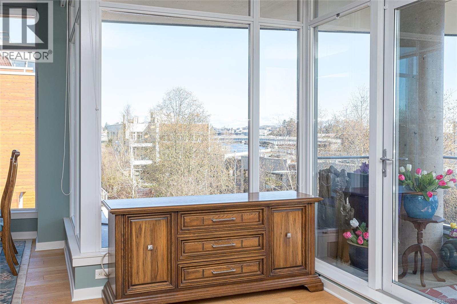 203 379 Tyee Rd, Victoria