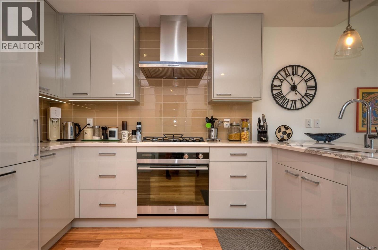 #203 916 LYALL ST - 18