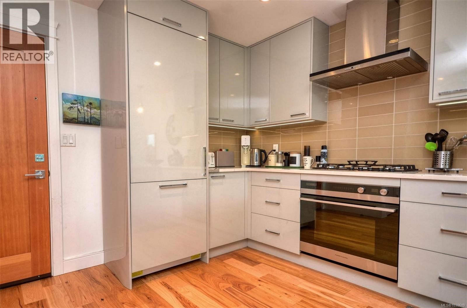 #203 916 LYALL ST - 19