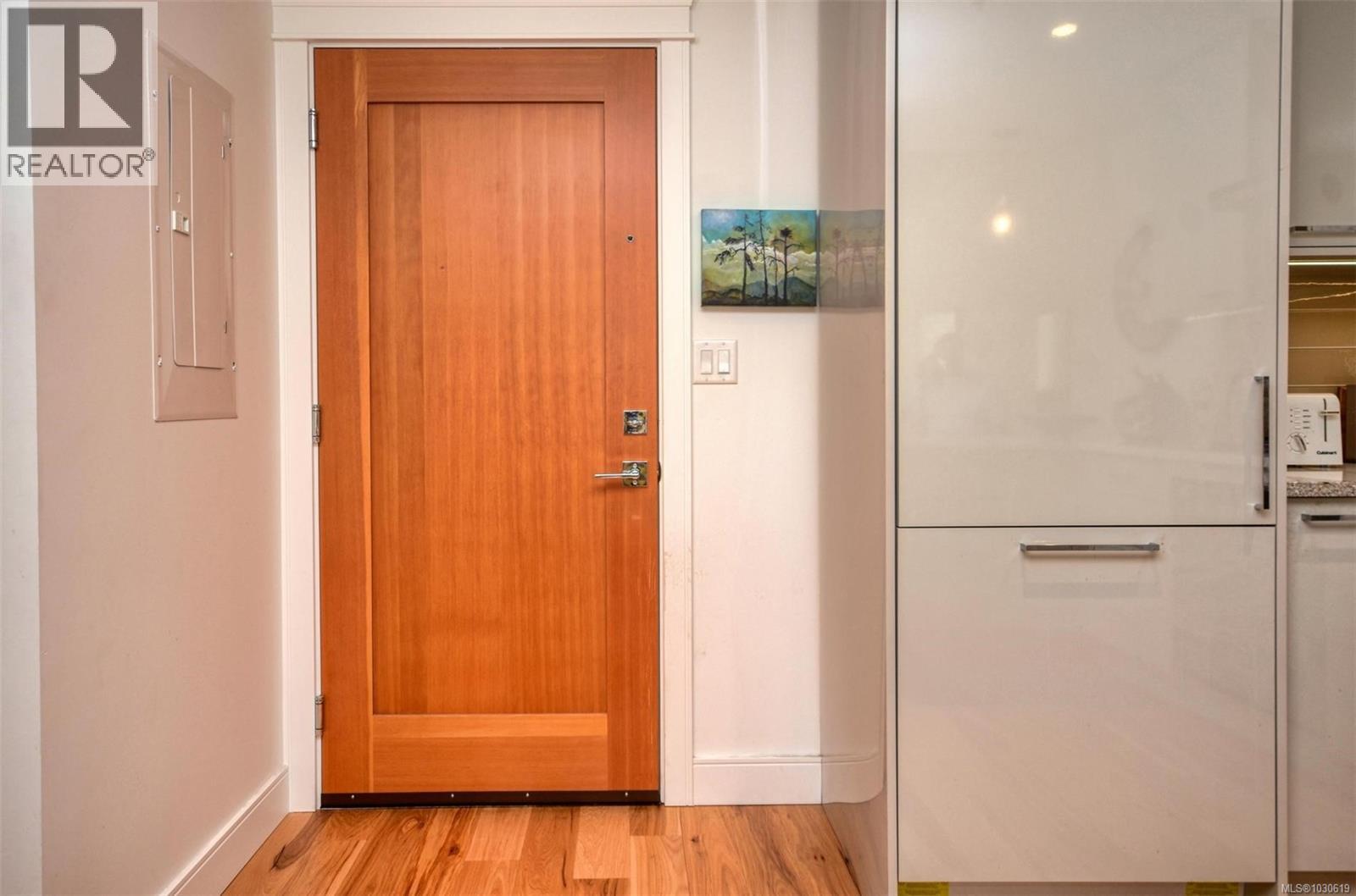 #203 916 LYALL ST - Image 3